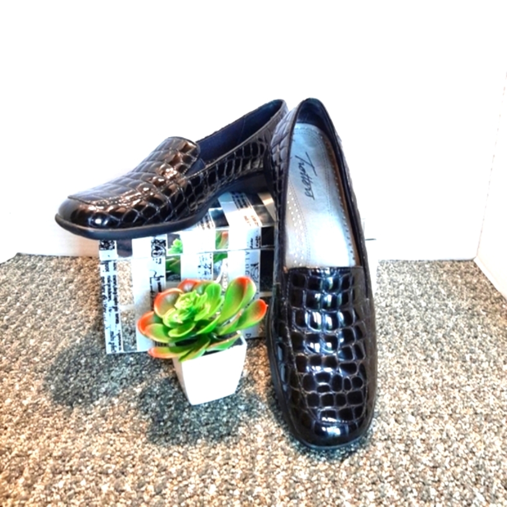 Trotters Black Patent Leather Faux Croc Loafers Size 8.5